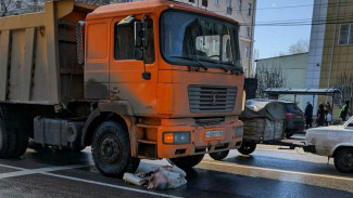 Попавшая под колёса грузовика в центре Воронежа старушка умерла в больнице 