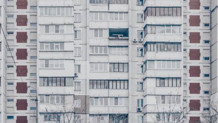 В Воронеже 23-летняя девушка разбилась при падении с 13 этажа