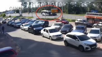 Момент ДТП с легковушкой и автобусом в Воронеже сняли на видео