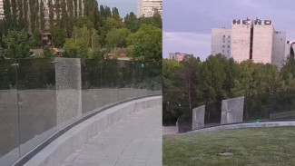 Вандалы разбили стеклянные ограждения у музея ВДВ в Воронеже