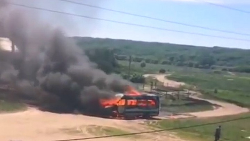 Воронежцы поделились эпичным видео горящего микроавтобуса