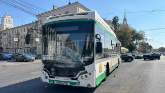 Автобус и пикап столкнулись в центре Воронежа