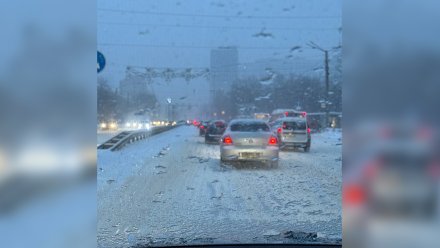Пробки сковали Воронеж во время снегопада