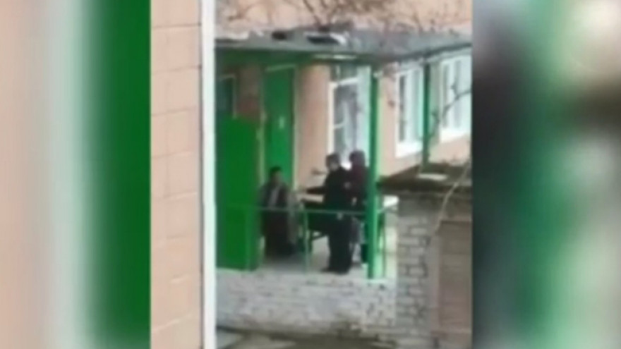 Воронежцы сняли на видео заползающую в больницу на коленях старушку