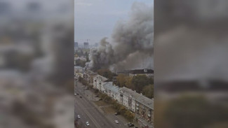 Воронежцы сняли на видео сильный пожар в районе Кольцовского рынка