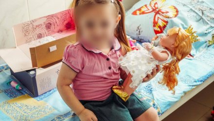«По маме не скучает». Как брошенная в Воронеже малышка месяц живёт в больнице