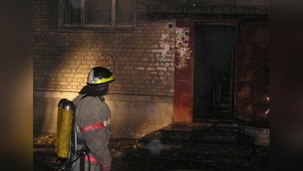 В Воронеже пожарные спасли мужчину из горящей квартиры 
