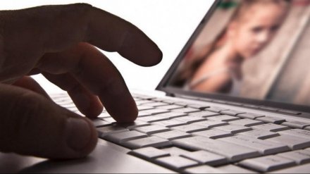 Педофил раскрутил двух девочек из Воронежа на интимные фото и потребовал денег