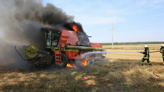 Комбайн загорелся на поле в Воронежской области