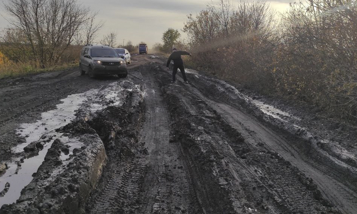 В Воронежской области жители села оказались в изоляции из-за утонувшей в  грязи дороги – Новости Воронежа и Воронежской области – Вести Воронеж