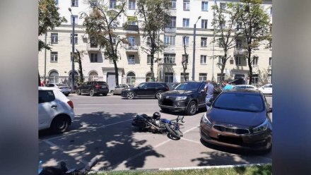Массовое ДТП с мотоциклом и 3 машинами случилось у воронежского правительства