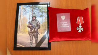 Матери и сёстрам погибшего на СВО 21-летнего воронежца передали орден Мужества