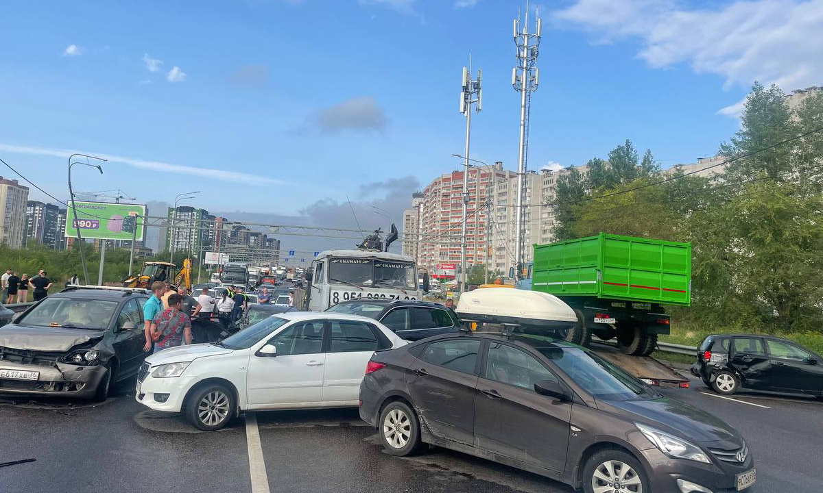 В Воронеже столкнулись 10 автомобилей: появилось видео – Новости Воронежа и  Воронежской области – Вести Воронеж