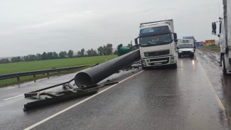 На воронежской трассе водителя ранило выпавшей из грузовика металлической трубой