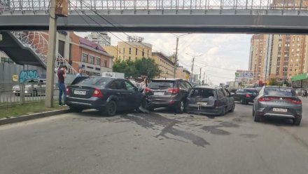 В Воронеже у ЖК «Пять столиц» столкнулись четыре автомобиля