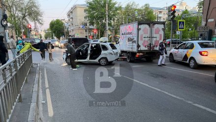 Массовое ДТП с «Яндекс.Такси» произошло в центре Воронежа: есть пострадавшая