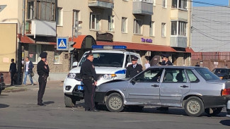 В Воронеже полицейский УАЗ столкнулся с «пятнадцатой»