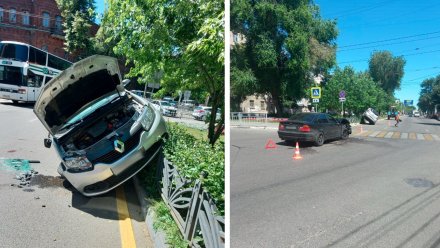 В Воронеже после ДТП на перекрёстке иномарка повисла на заборе: пострадали двое