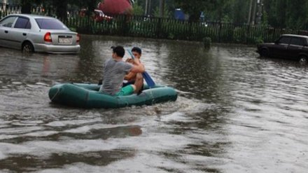 ВИДЕО: После дождя жители Россоши смогли поплавать на лодке прямо по улицам города