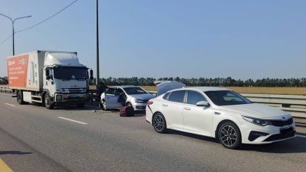 Дети 7 и 13 лет пострадали в столкновении фуры и легковушек на воронежской трассе