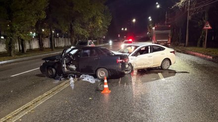 Два человека пострадали в массовом ДТП на улице Волгоградской в Воронеже