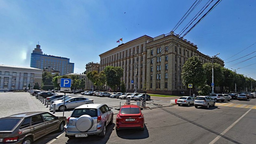 Чиновникам облправительства запретят бесплатно парковаться на площади Ленина в Воронеже