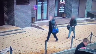 Воронежцам показали видео хищения пожарных рукавов из подъезда многоэтажки