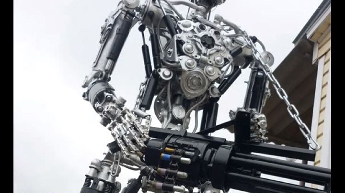 Терминатор из автомобильных деталей. Чугунный терминатор. Терминатор железный робот. Робот эндоскелет терминатора t-800. Т 800 скелет.