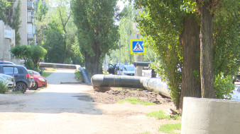 Водопроводные трубы перекрыли пешеходную зону в Советском районе Воронежа