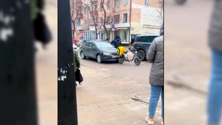 Бастрыкин взял на контроль историю о нападении курьера на автомобилистку в Воронеже