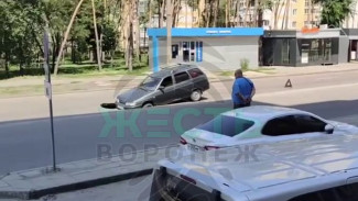 Машина провалилась в огромную яму на улице Минской в Воронеже