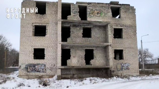 Активисты забили тревогу из-за опасной заброшки рядом с детской площадкой в Воронежской области
