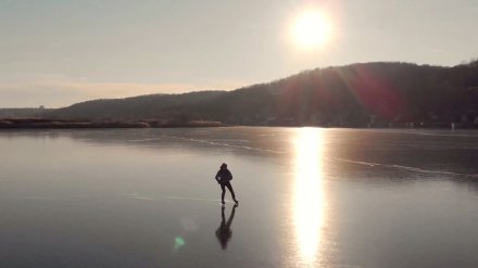 Воронежец снял эффектное видео о катании на коньках по прозрачному льду водохранилища