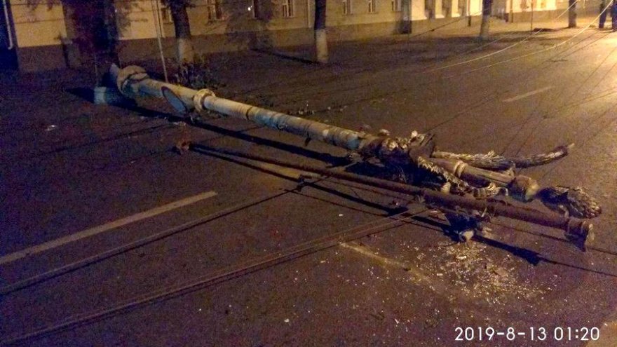 В Воронеже на проспекте Революции рухнули два столба