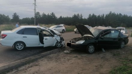 В Воронеже Mitsubishi столкнулся с «Ладой»: пострадали 3 человека