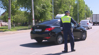 В Воронежской области автоинспекторы помогли застрявшей на трассе семье