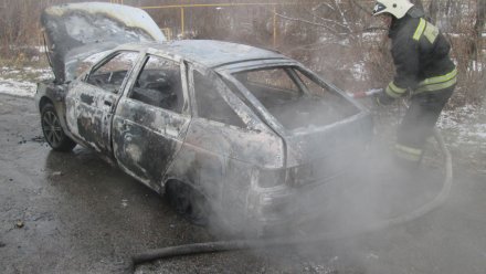 «Десятка» сгорела посреди трассы в Воронежской области