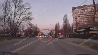 В Воронеже автобус вылетел на встречку и едва не сбил женщину