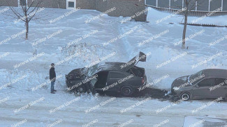 Воронежцы закидали снегом горящую легковушку