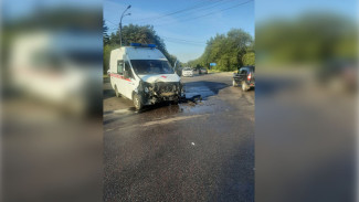 В Воронеже два человека попали в больницу после столкновения скорой и ВАЗ-2115