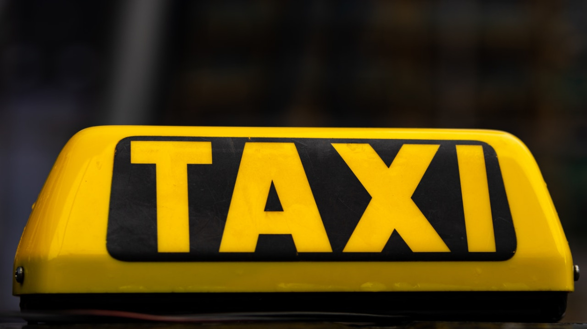 Ведется такси. Ведется такси. Лысый ведущий на тнт. Водитель такси. Didi taxi старый реклама.