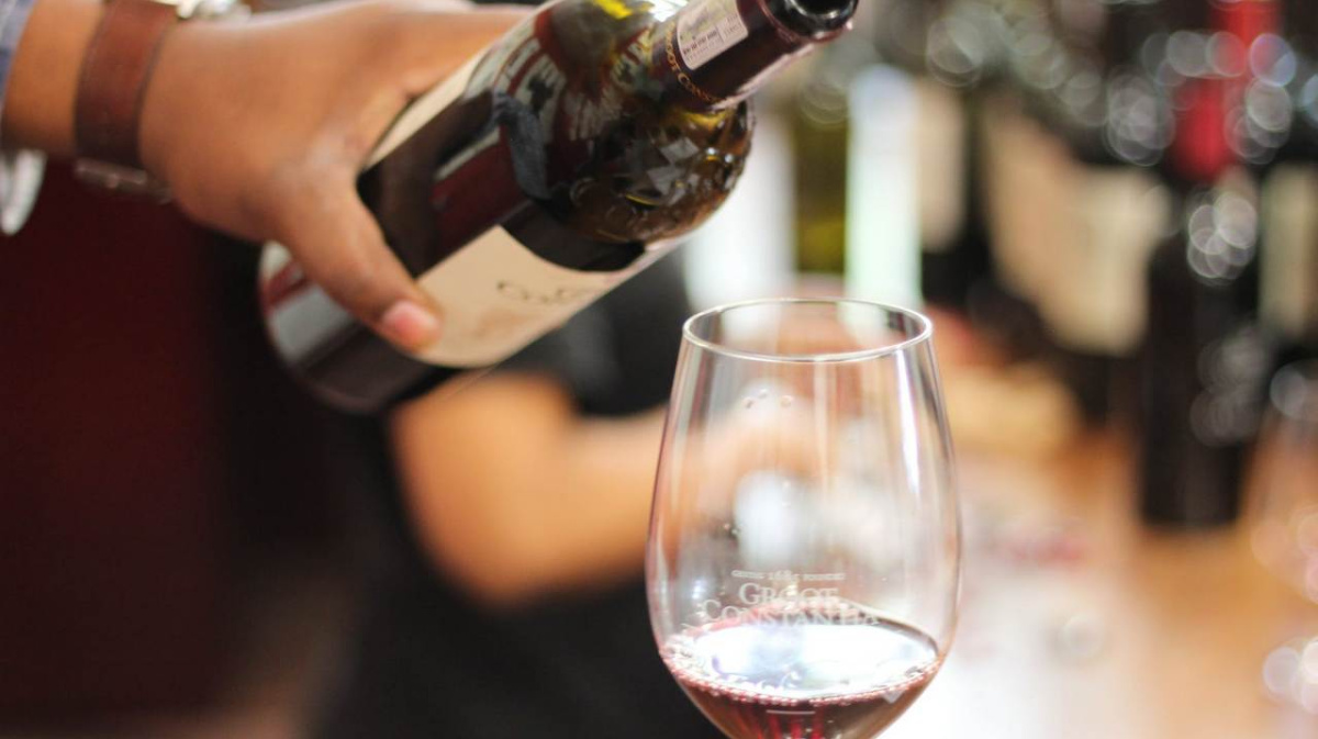 вино за 1700. украл бутылку вина. бутылка в руке. украл вино. украл вино.