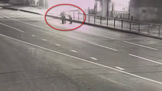 Угонщика квадроцикла и мотоцикла сняли на камеру в Воронеже