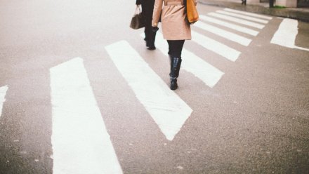 В Воронеже водитель сбил парня и девушку на пешеходном переходе и скрылся