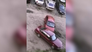 В Воронеже при попытке припарковаться водитель несколько раз врезалась в чужую машину