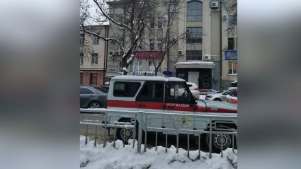 К школе в центре Воронежа съехались силовики и спасатели