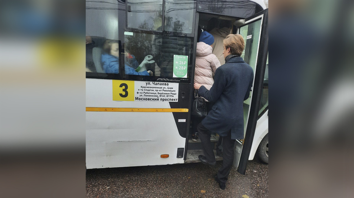 Воронежцы сняли на видео автобусный коллапс на остановке – Новости Воронежа  и Воронежской области – Вести Воронеж