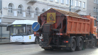 Воронежские улицы обработали песком и реагентом из-за снегопада