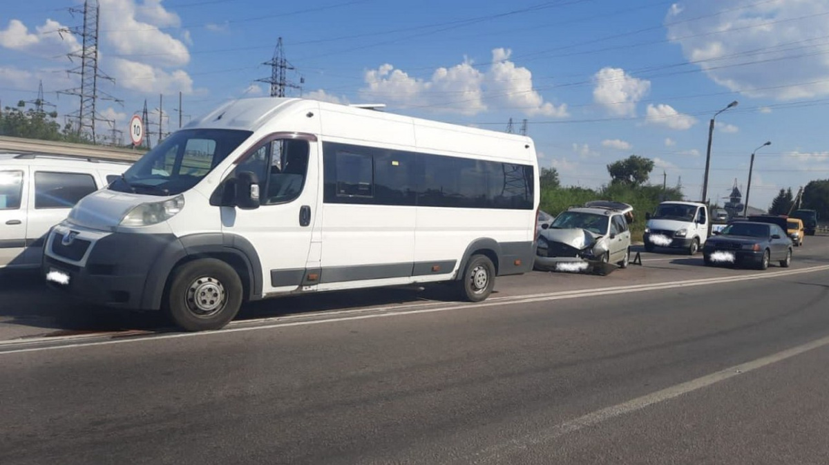 Пригородный автобус попал в массовое ДТП в Воронеже | 18.08.2023 | Воронеж  - БезФормата