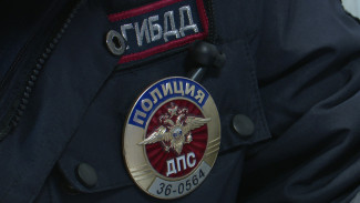 В Воронеже иномарка столкнулась со служебным мотоциклом: пострадал полицейский